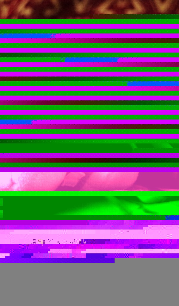 Наушники одеты на плюшевый куб