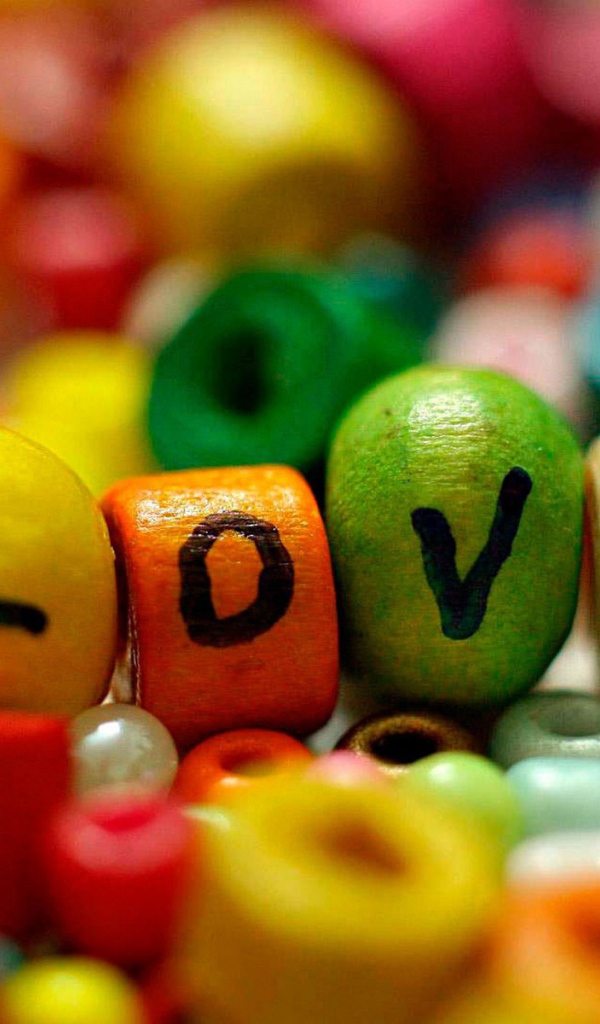 Надпись Любовь на деревянных бусинках