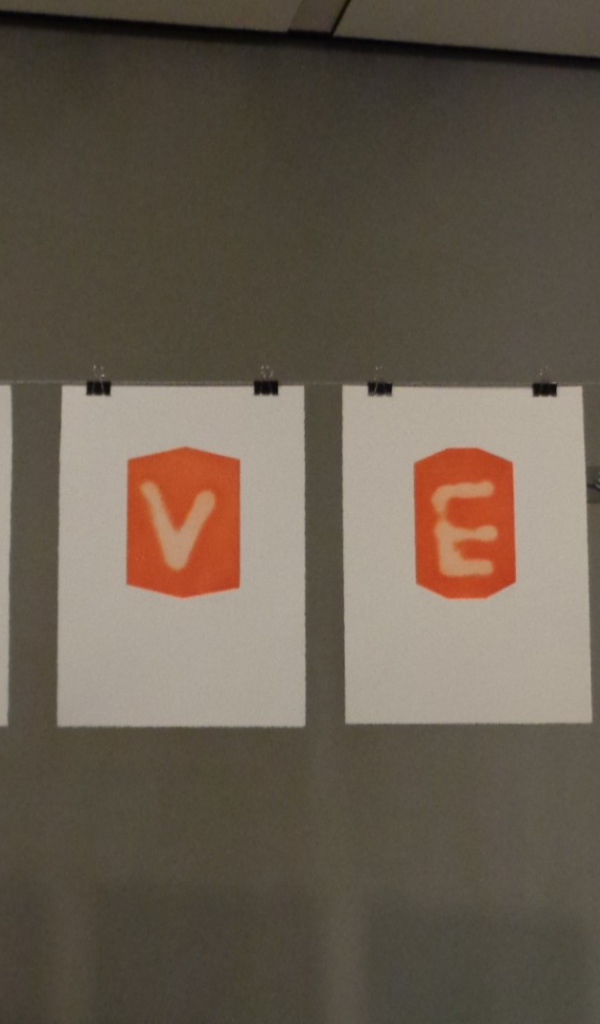 Надпись любовь оранжевыми буквами