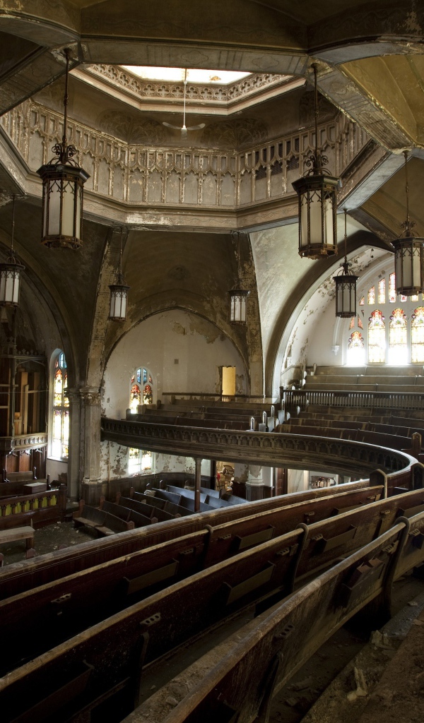 Интерьер заброшенной церкви