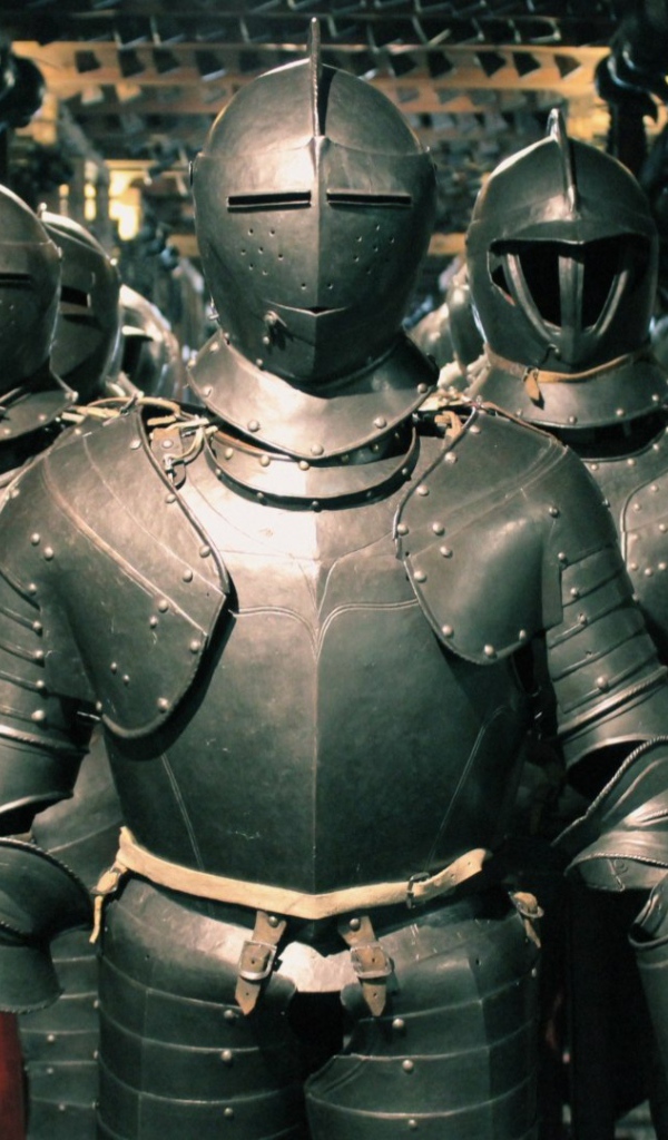 Железные рыцарские латы