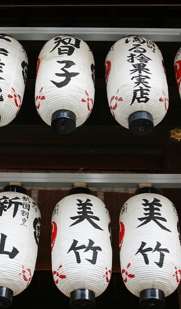 Японские фонарики под крышей