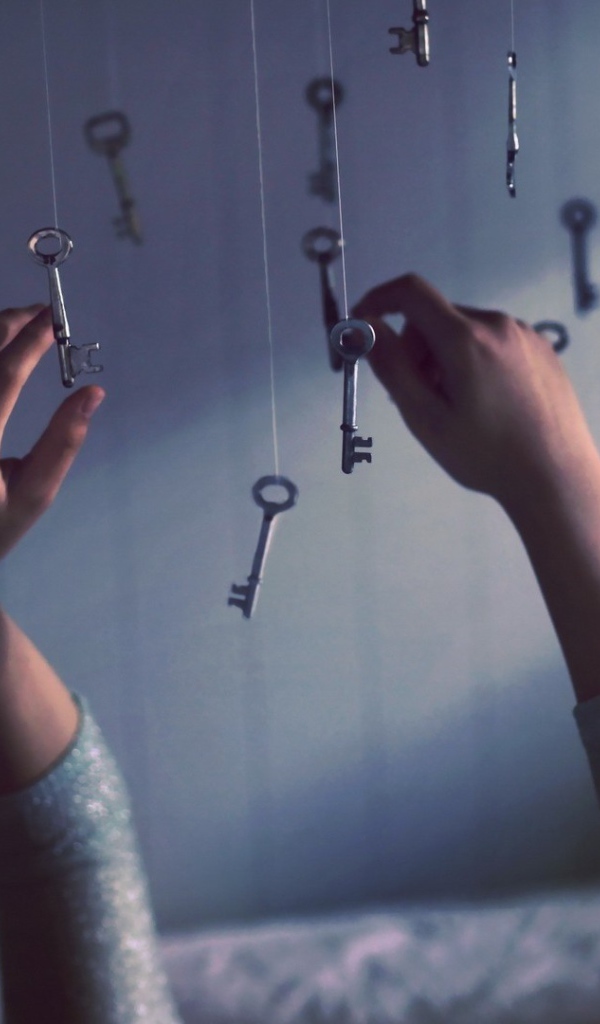 Ключи висят на нитках