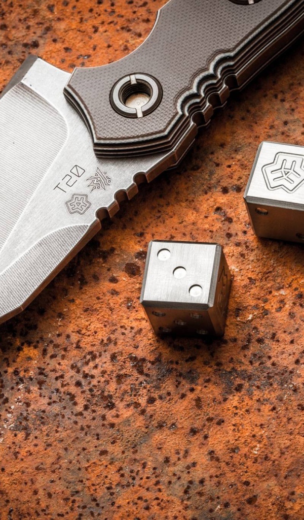 Нож и кубики для игры из металла