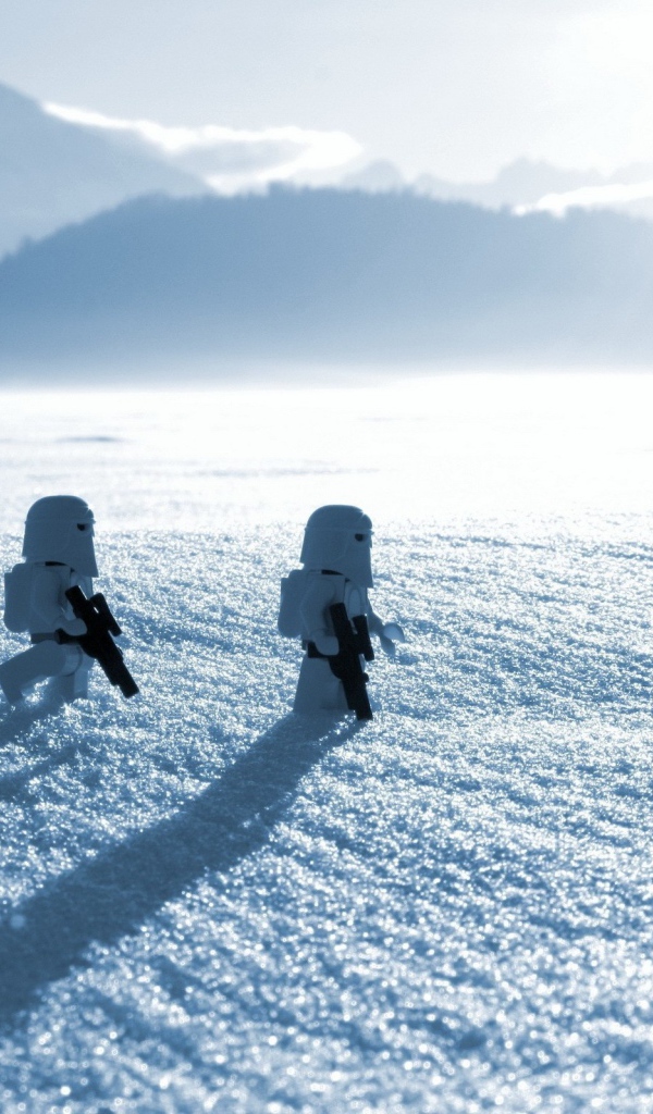 Фигурки ЛЕГО на снегу