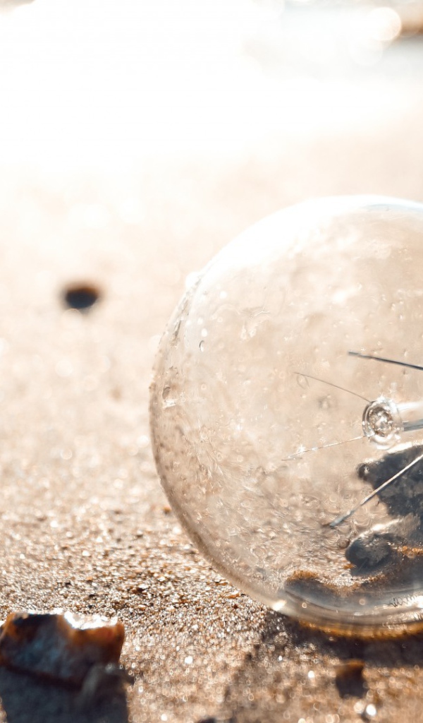 Перегоревшая лампочка на земле