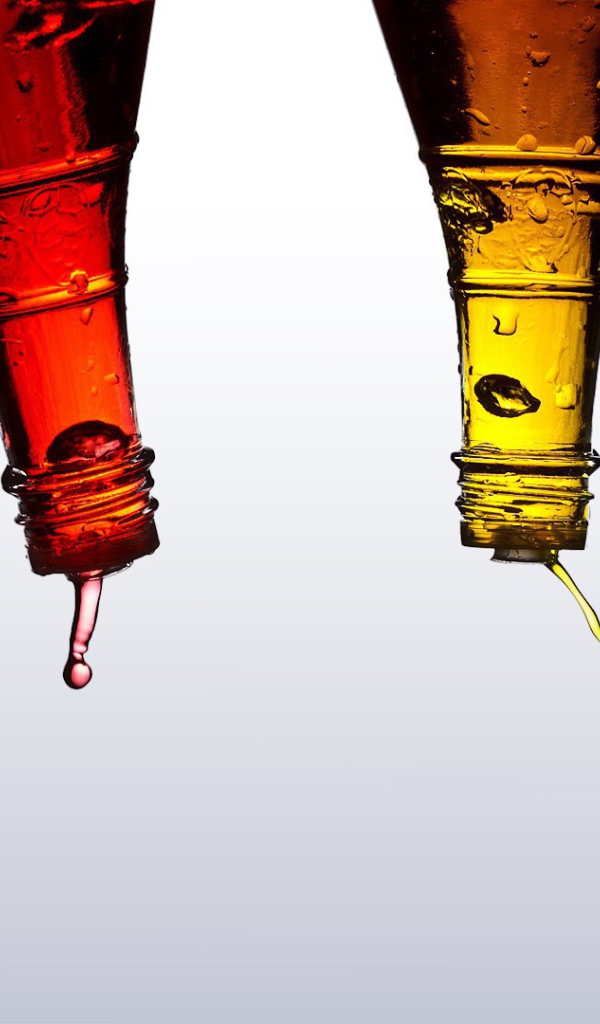 Капли жидкости из разноцветных бутылок