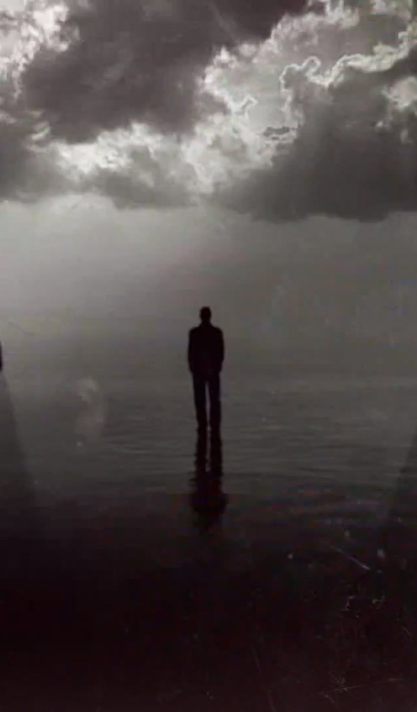 Человек между двух скал