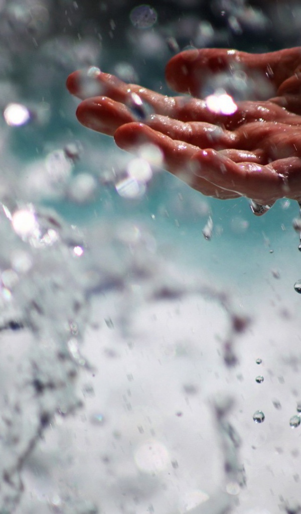 Человек ловит воду рукой