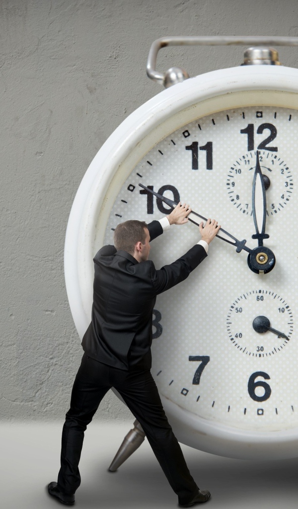 Человек держит стрелку часов