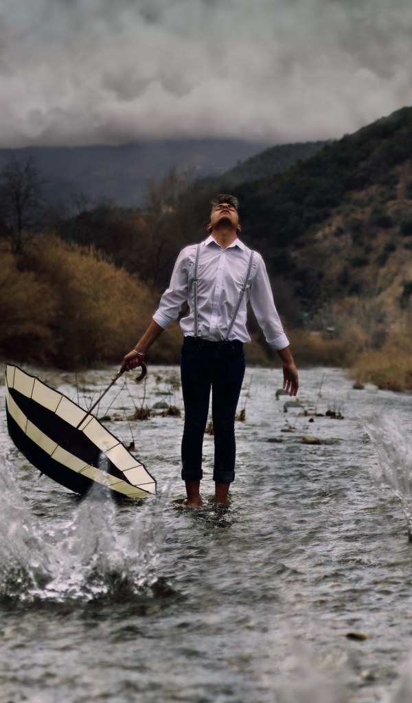 Парень с зонтом в реке