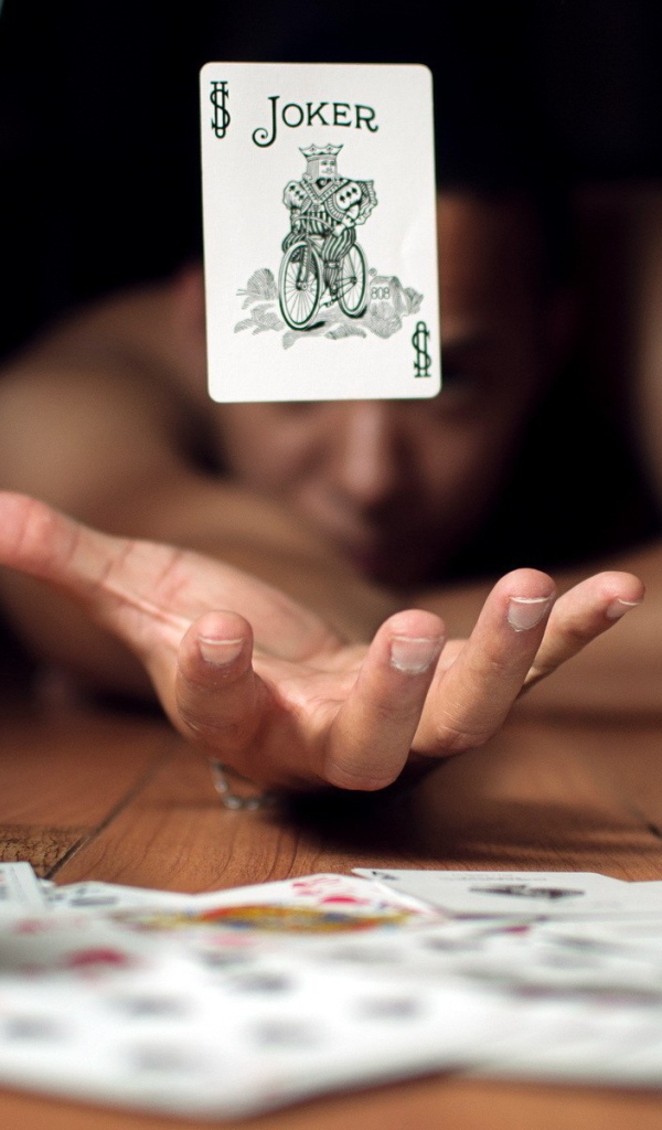 Карта парит над рукой фокусника