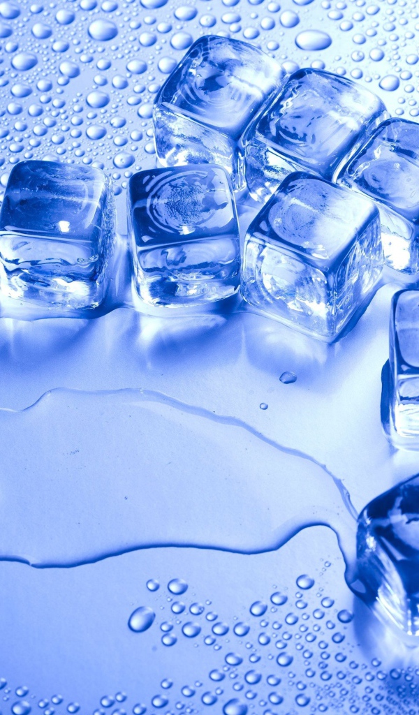 Подтаявшие кубики льда