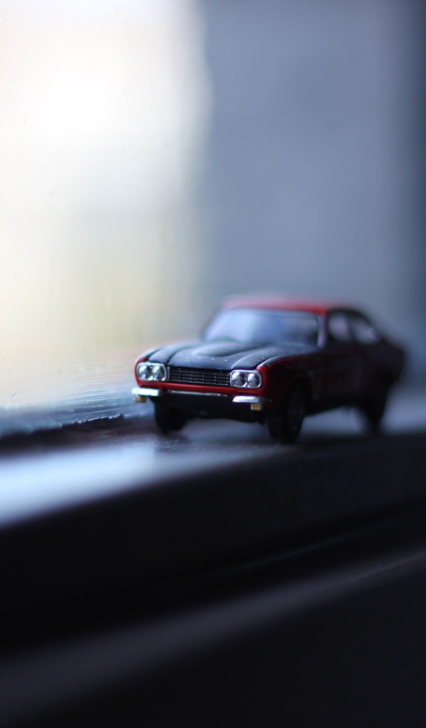 Модель автомобиля у окна