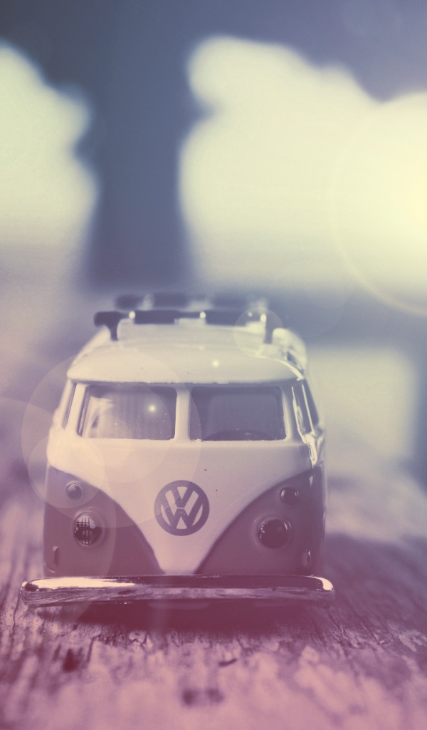 Модель старого автомобиля на доске