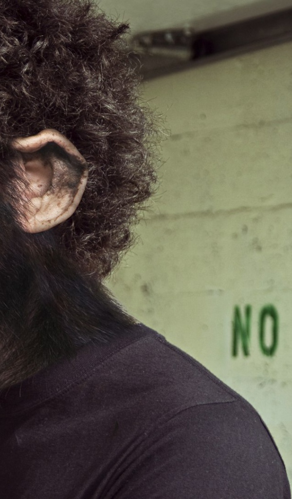 Обезьяна курит сигарету