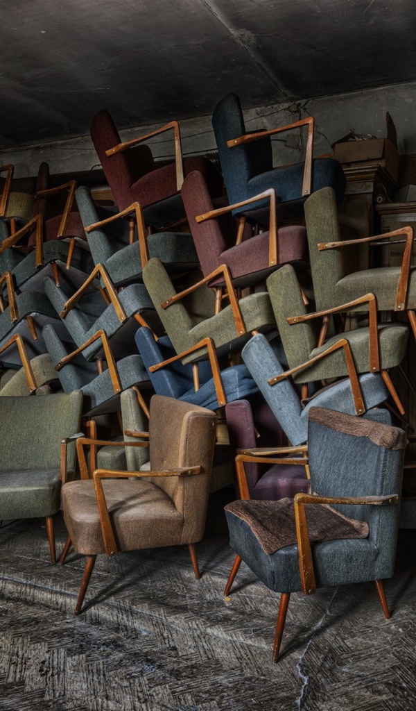 Гора старых кресел