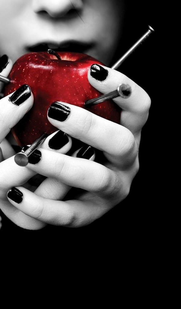 Гвозди в яблоке