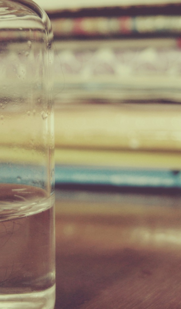 Записка лежит в стеклянной бутылке