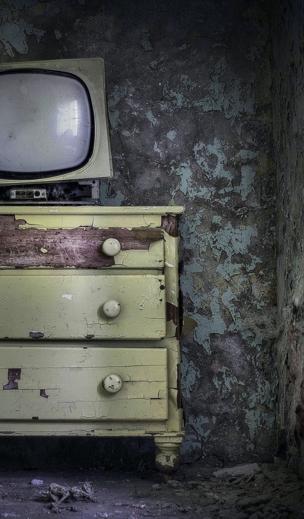 Старый телевизор на старом комоде