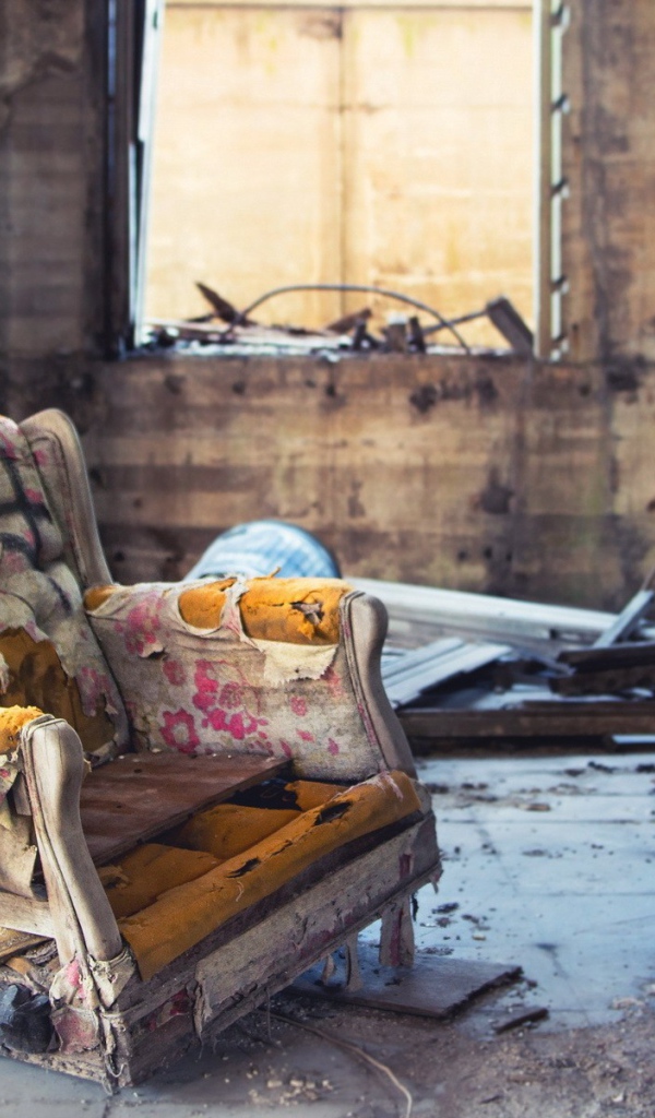Старое кресло в разрушенном доме
