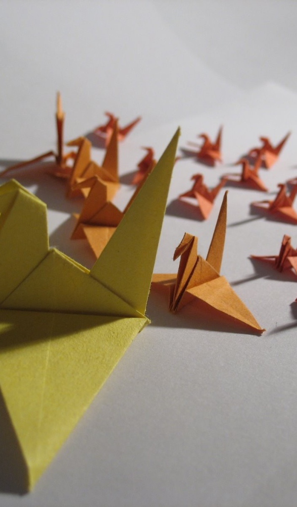 Фигурки оригами из желтой и оранжевой бумаги