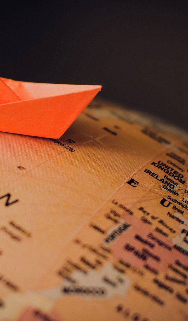 Бумажный кораблик на глобусе