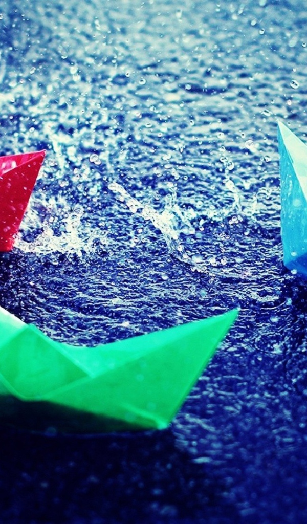 Бумажные кораблики на воде