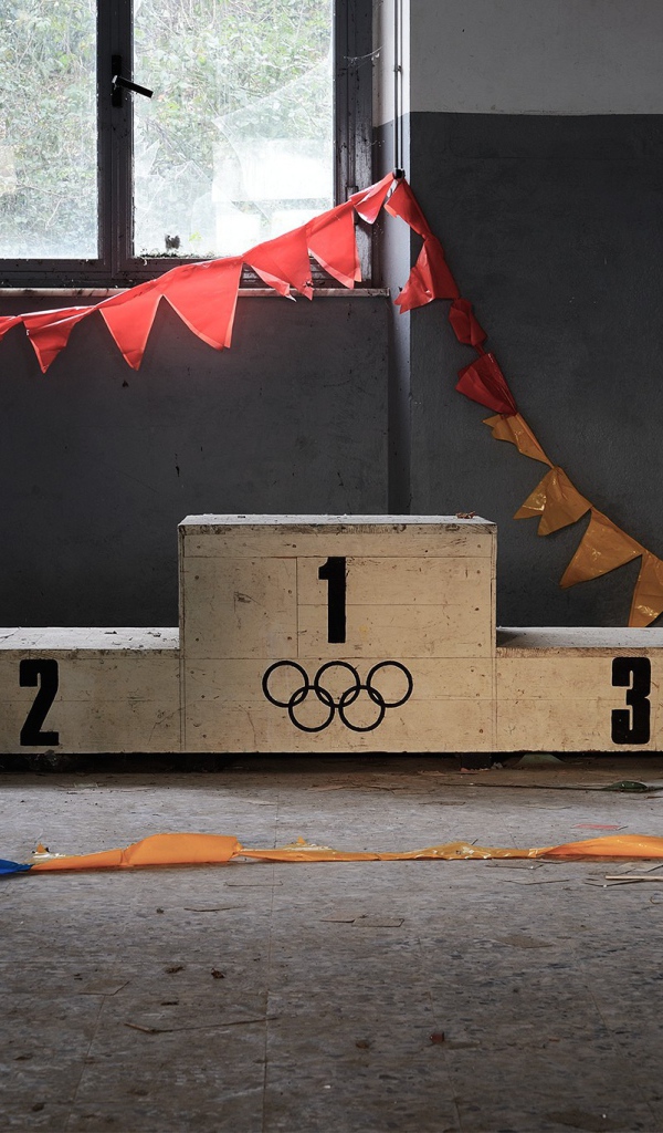 Пьедестал в заброшенном зале