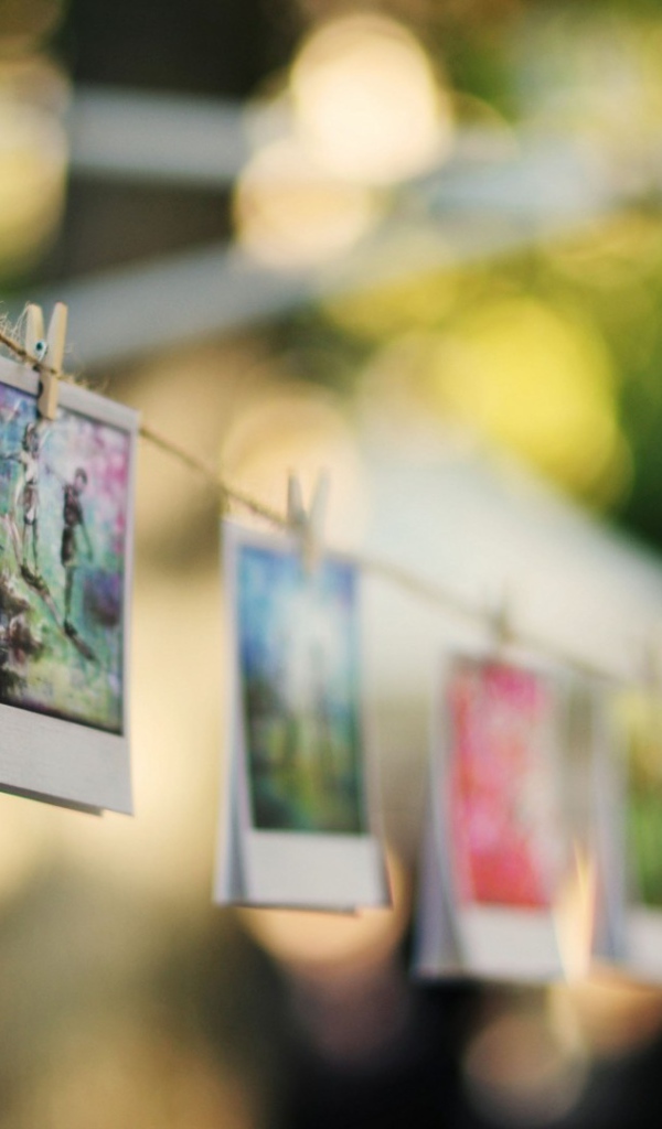 Фотографии висят на веревке