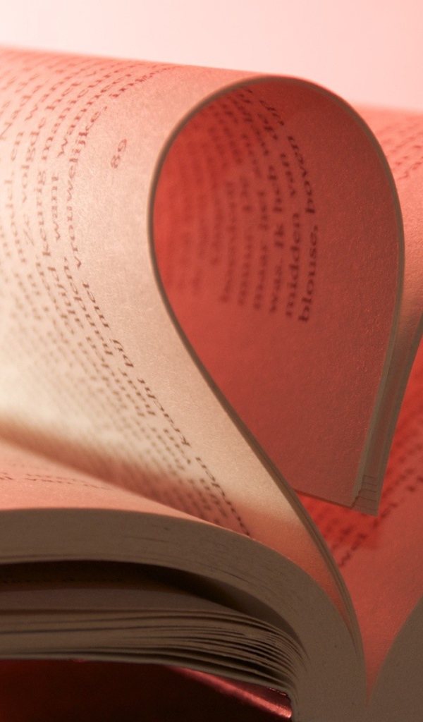 Розовое сердце из книжных страниц