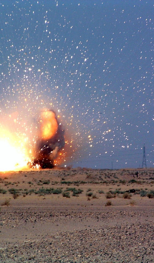 Мощный взрыв снаряда