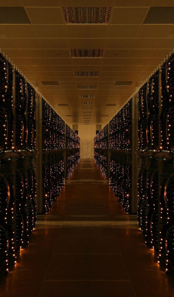 Стойки с серверами в дата центре