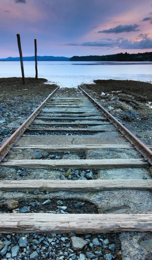 Железнодорожное полотно уход в воду