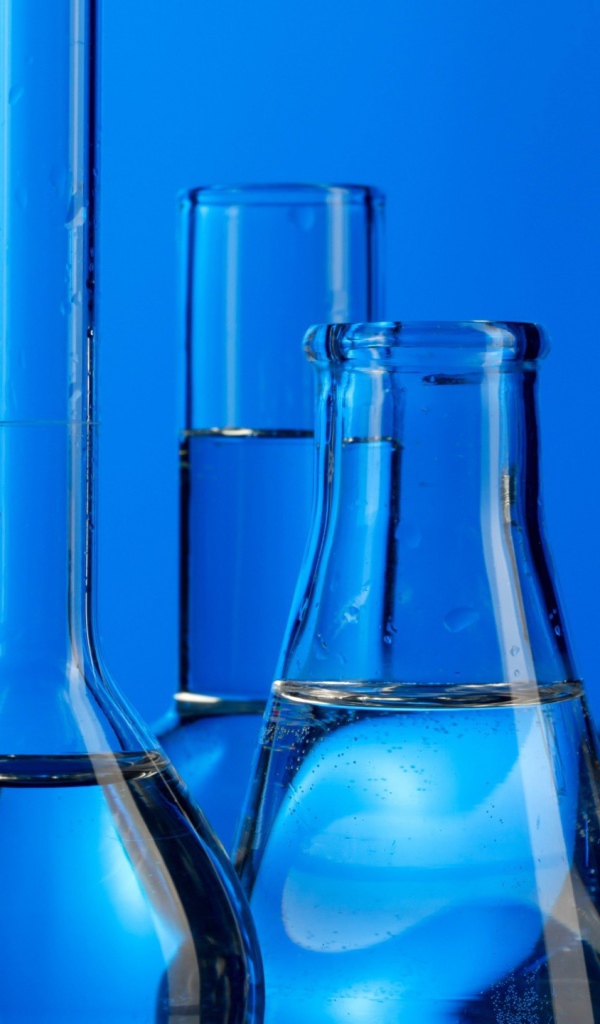 Реактивы в кабинете химии