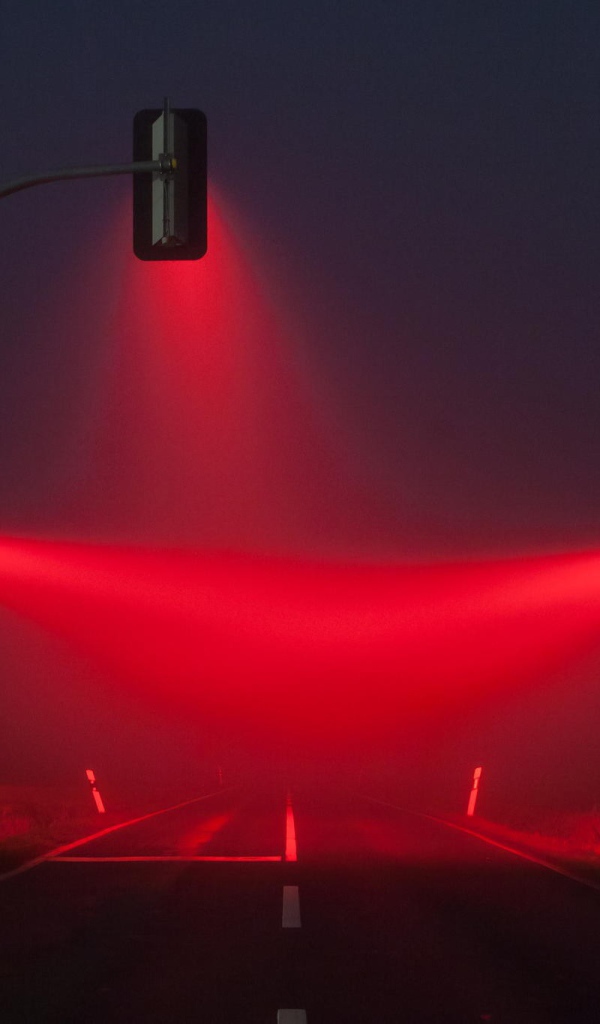 Красные светофоры освещают туман