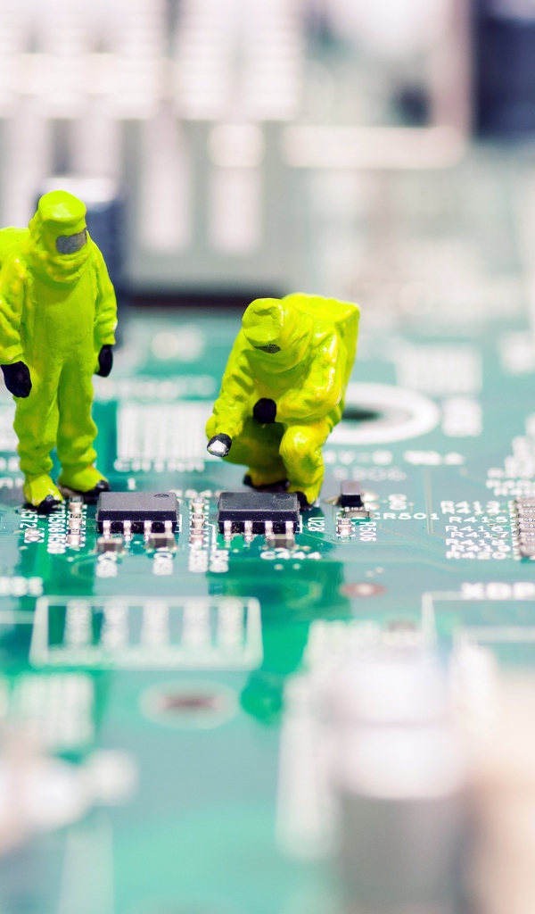 Ремонтники на компьютерной плате