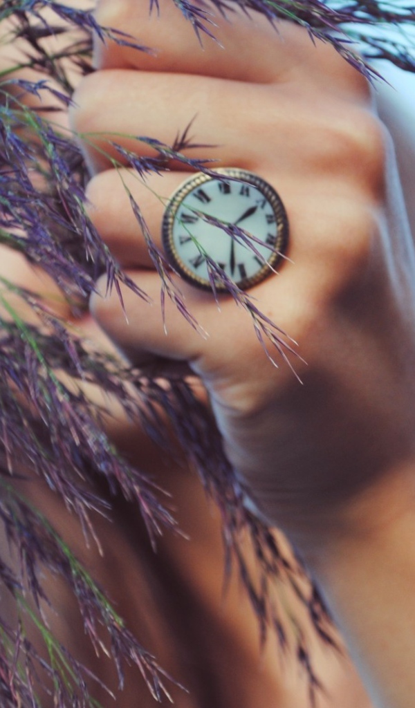 Кольцо в виде часов на руке