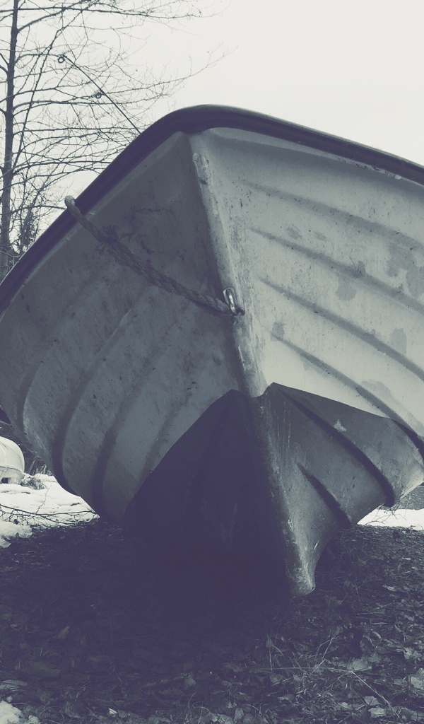 Речная лодка на зимней стоянке