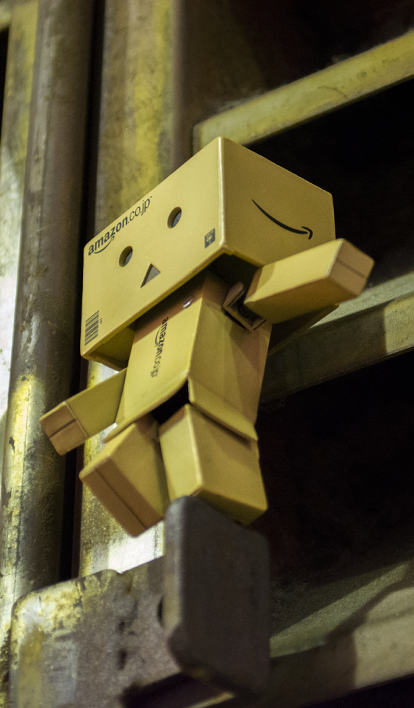 Робот Дандо на решетке вентиляции