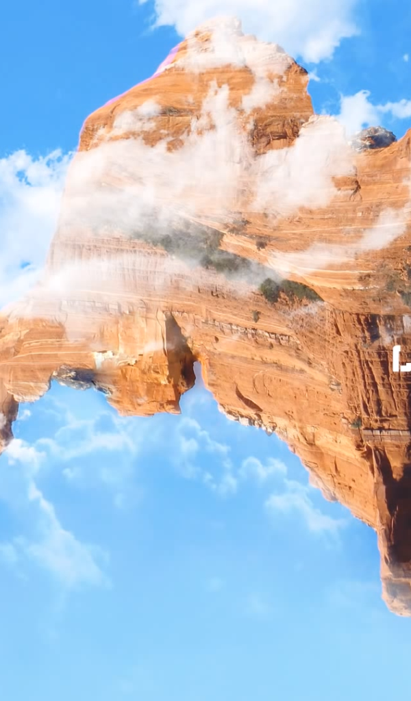 Скала летит в облаках