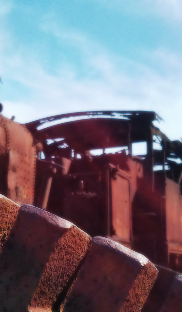 Ржавый паровоз на свалке