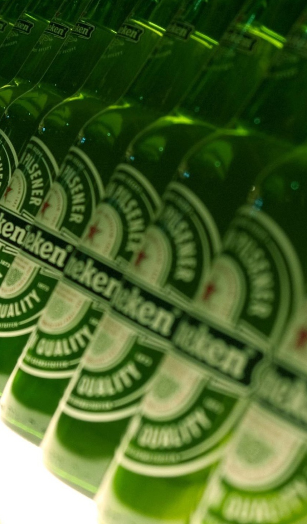 Ряд бутылок пива Heineken на полке