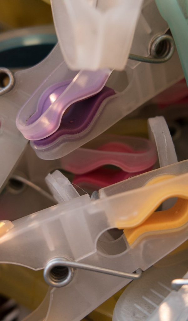 Несколько бельевых прищепок