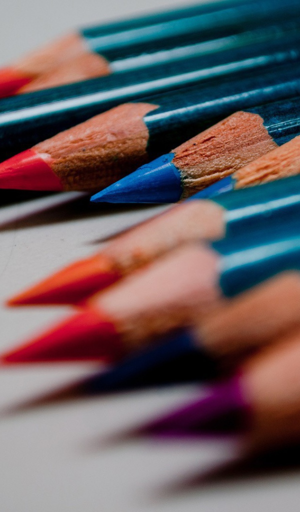 Заточенные карандаши на серой поверхности