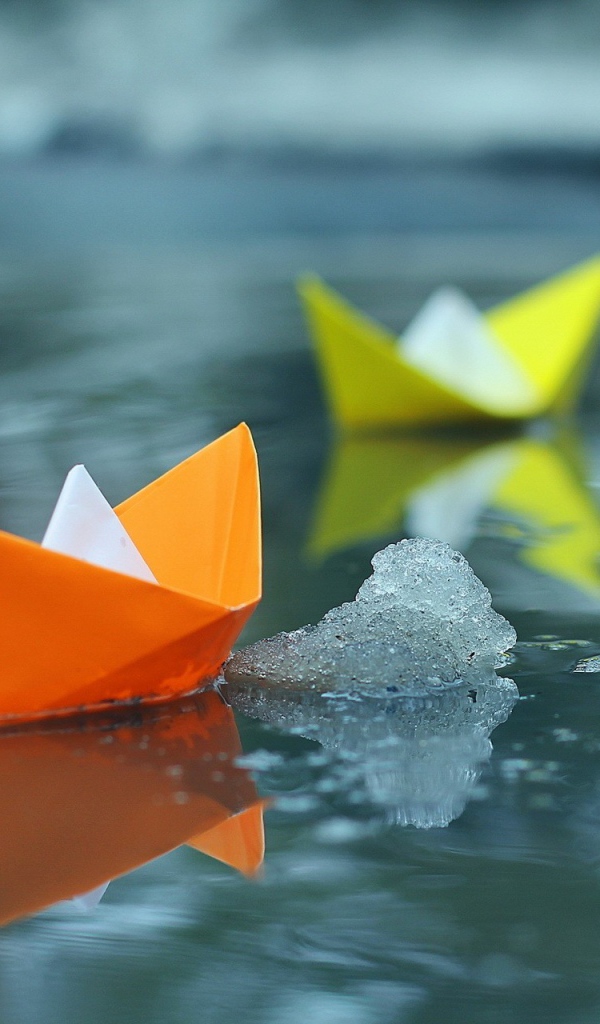 Кораблики из оранжевой и желтой бумаги