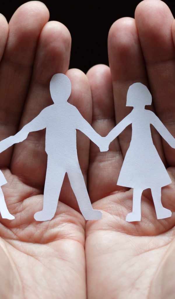 Силуэты из бумаги в руках