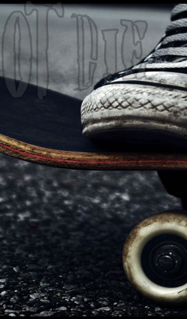 Скейтер в кедах марки Converse