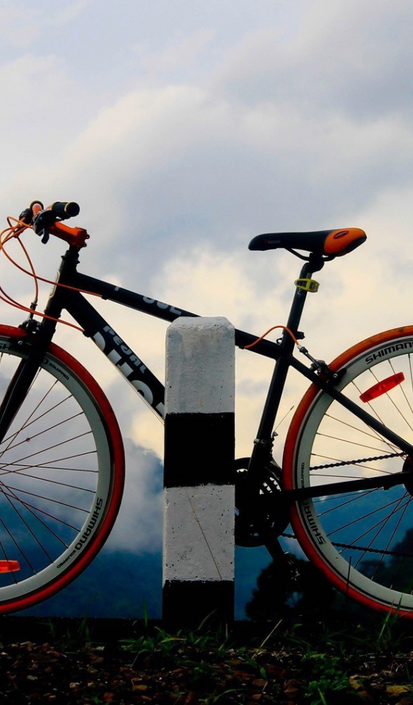 Спортивный велосипед у дорожного столбика