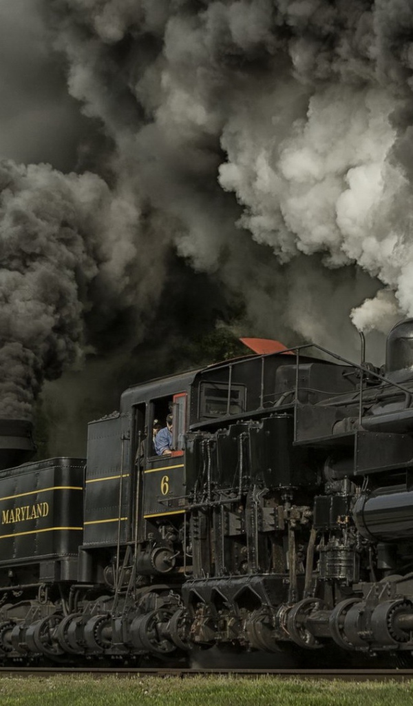 Паровоз в облаке черного дыма